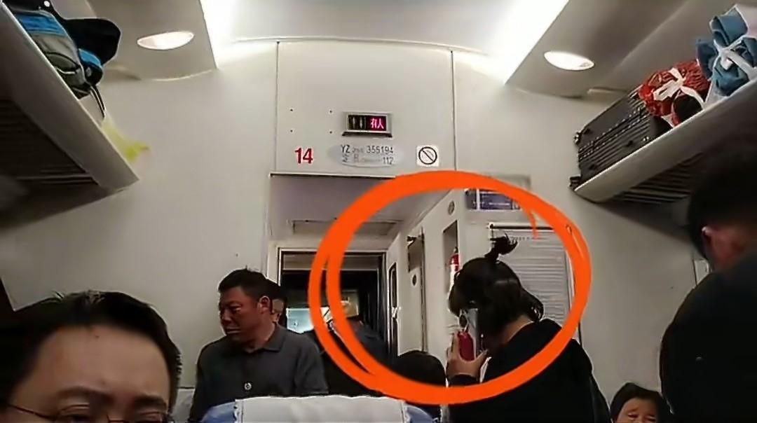 网曝女子在列车上托关系找人安排座位。2月23日晚，K692次列车途经云南曲