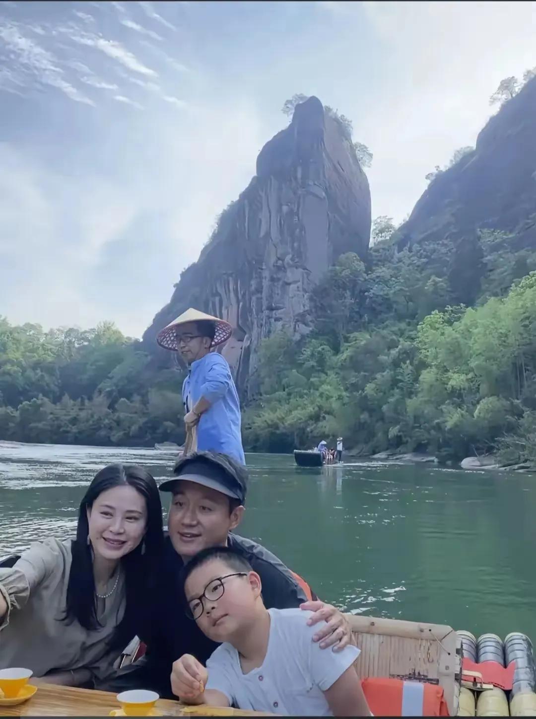 五一假期场景之一：佟大为也带老婆孩子旅游来了，孩子们长的真好，越来越像佟大为，一
