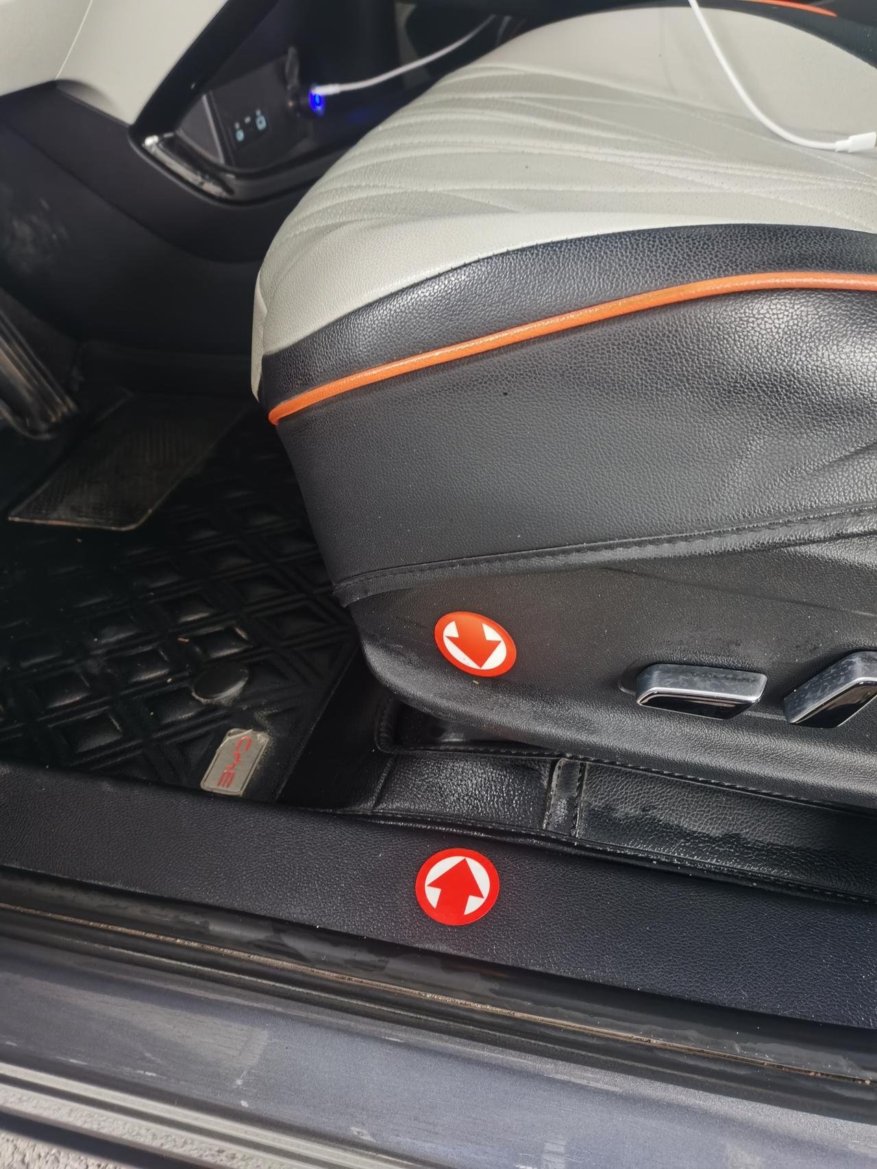 前几天去4s店保养，工作人员没有收拾车内的东西，是我自己收拾的，然后发现这里贴了