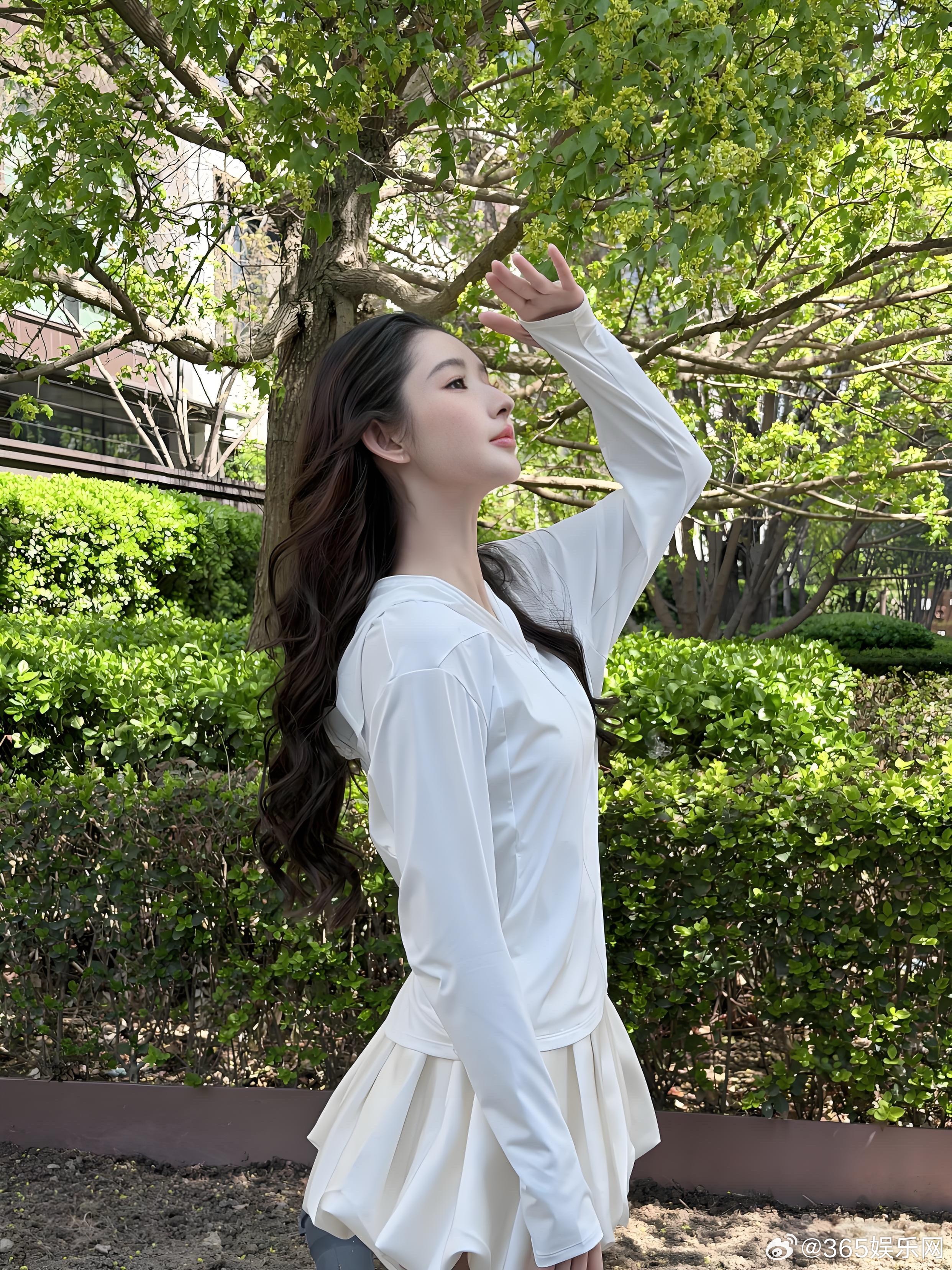 王玉雯，不愧是行走的衣架子，可甜可盐的穿搭都可以降服～王玉雯女明星娱乐