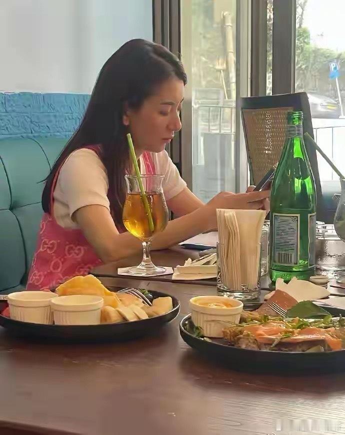 天啊…原来方媛现实中就长这样啊…