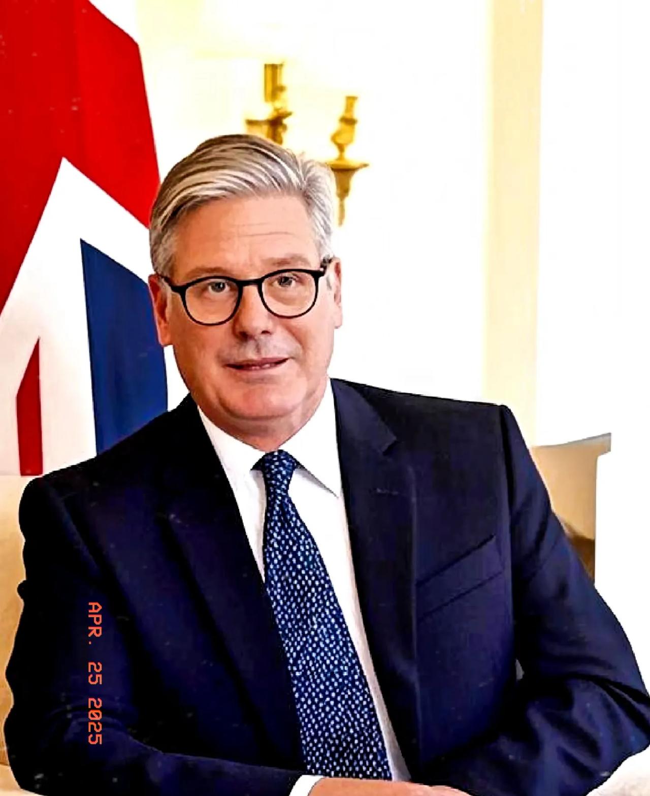 默茨跟英国首相斯塔默正好相反，斯塔默是自己想来，也明白经济上就是要靠中国，但是身