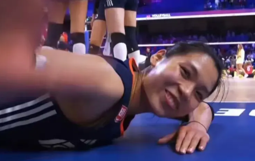 中国女排逆转美国女排，赛后3个好消息2个坏消息，总决赛对阵出炉都说女排副攻王瑗