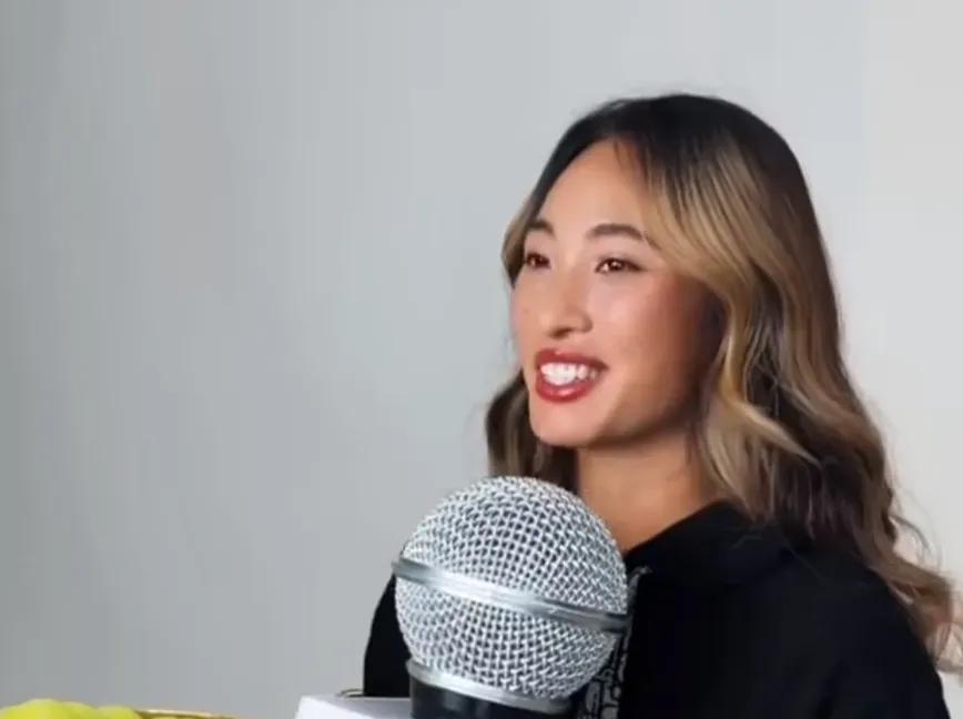 郑钦文表示：“当时摘下我爸的帽子，是因为我老爸的帽子是法网的，但我们现在是在中网