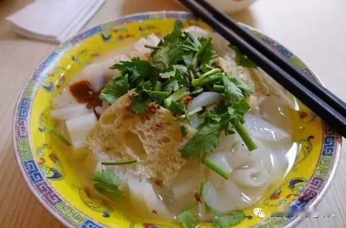 在新疆的美食江湖里，凉皮从来不是配角。北疆有三座城市的凉皮常年稳居第一梯队，被老