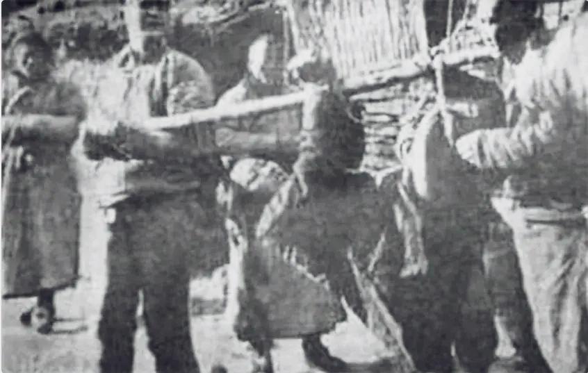 图上是晚清时，一名被浸猪笼的女子躺在地上，周围民众冷漠围观！这是一张晚清时