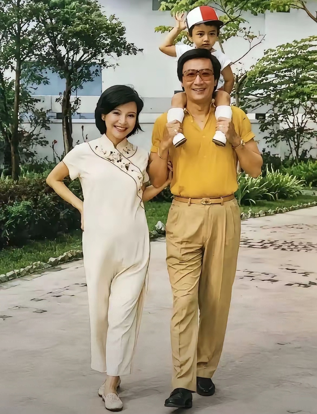 这张珍贵老照片，是谢贤、狄波拉和年幼的谢霆锋。彼时狄波拉温婉明媚，一身浅色旗袍优雅动人。谢贤穿着亮黄