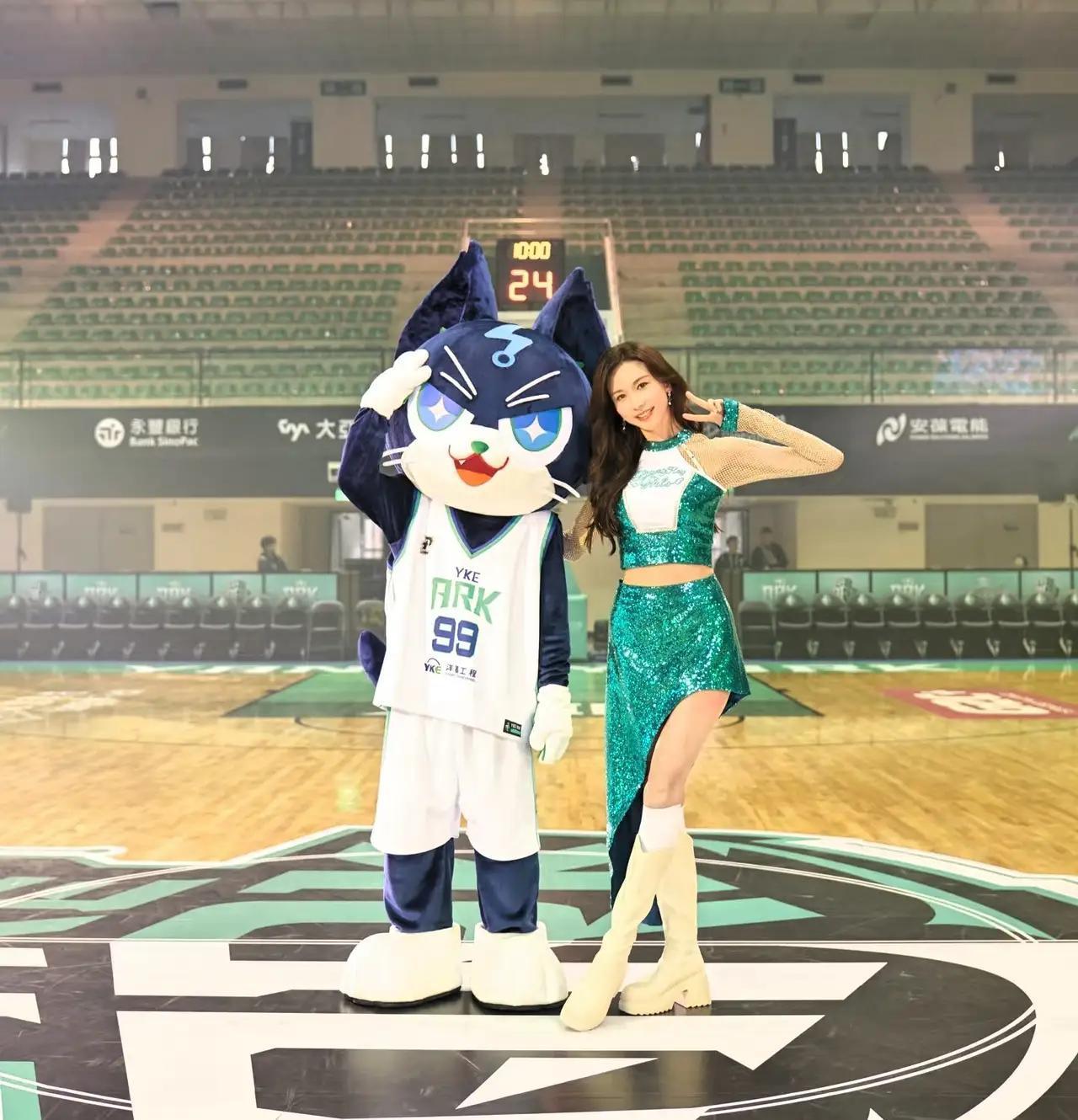 全网最让人羡慕的人估计就是当天在篮球馆的那些人了吧！51岁林志玲只是来参加个