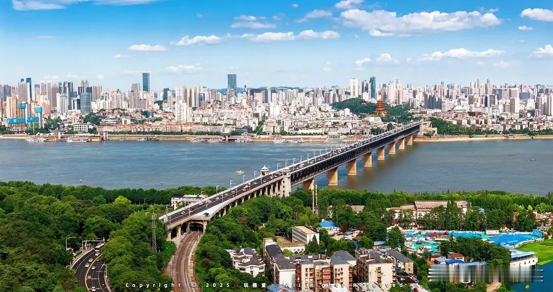 长江奔涌，不舍昼夜；黄鹤翩跹，俯瞰千年。武汉，这座被两江环抱、三镇鼎立的城市