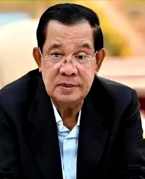 洪森今晚又睡不着了！他这会儿怕是连水杯都端不稳，手指头敲桌子敲得咚咚响。