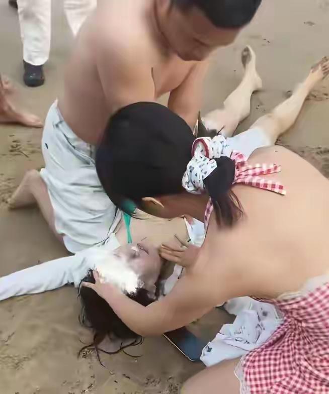 海南格局拉满！救人护士夫妻获终身特权，女子会游泳也险些葬身大海最近海南万宁