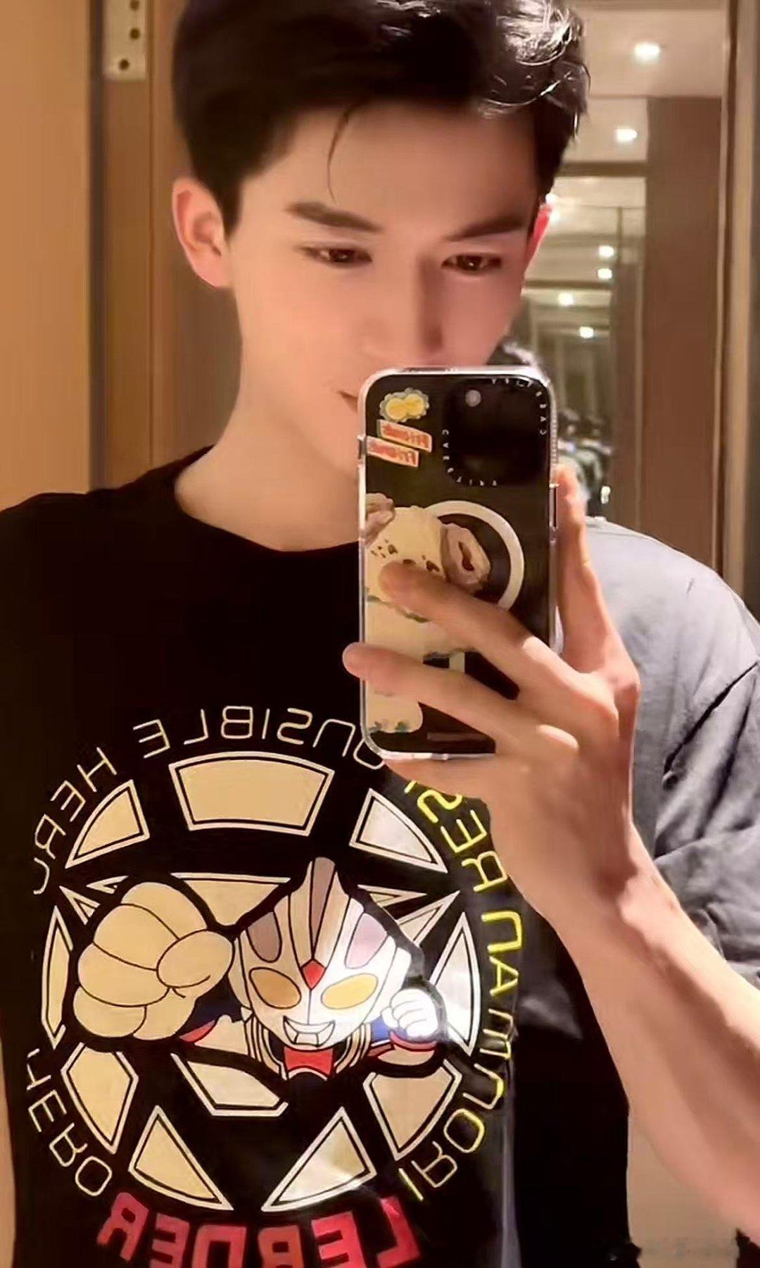 王星越正是看见奥特曼就兴奋的年纪小孩哥王星越的奥特曼DNA动了！在答题环节尽情