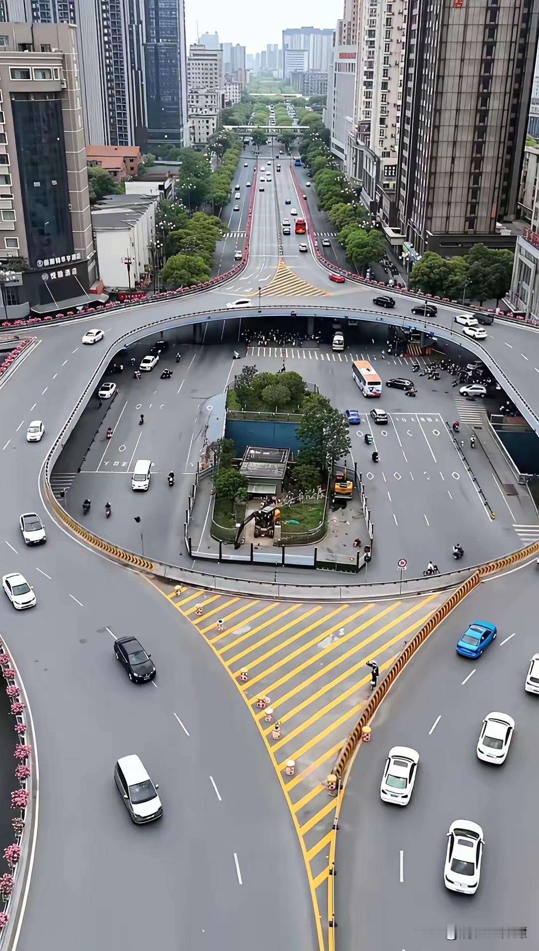 钉子户的房子最后成这样，你还会进去住吗？