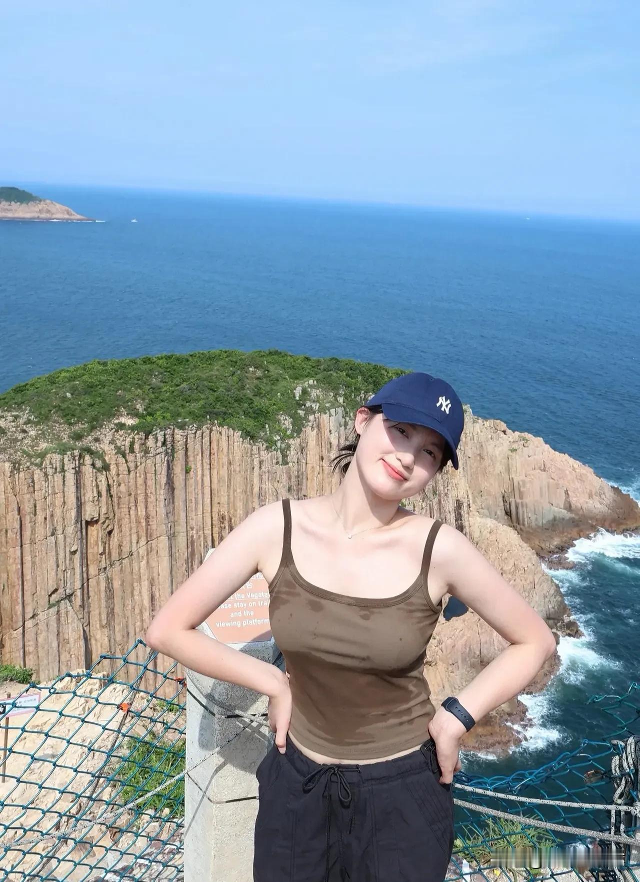 风撩发丝，浪拍裙摆，镜头下的她，美得像电影截图。海天一色，心情自由，