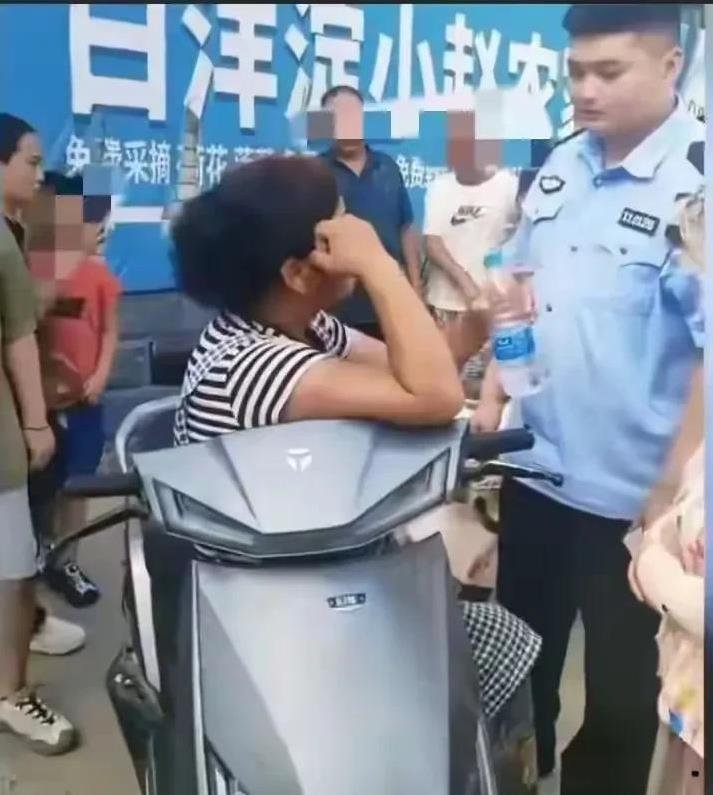 白洋淀扎轮胎得事还没处理完，又出现农家院未争抢游客堵路的事，白洋淀这是怎么了？