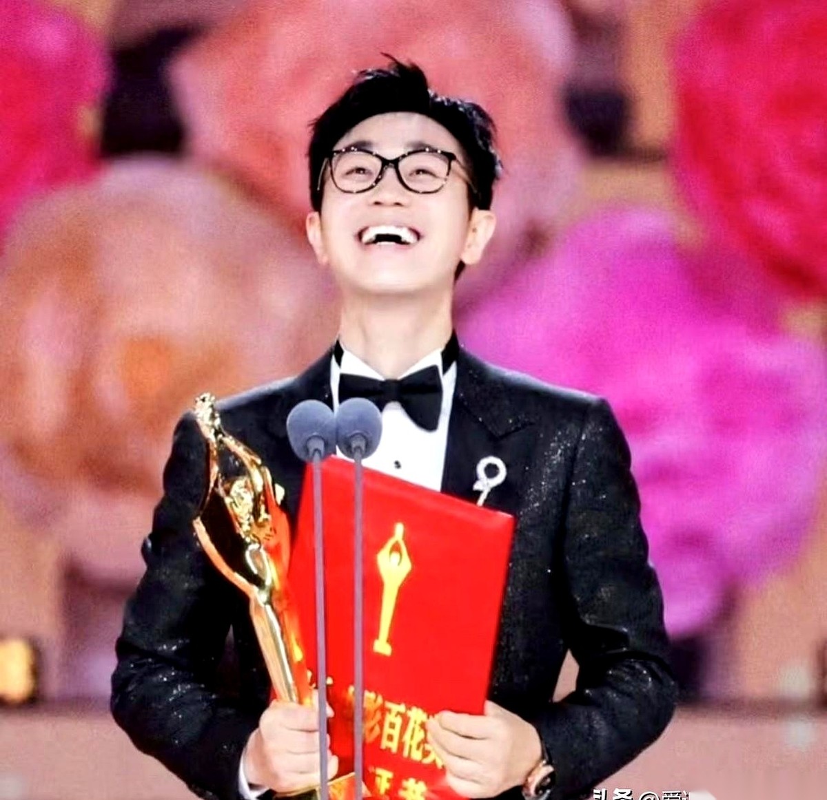 大鹏那个叫《长安的荔枝》的电影，把华谊的王中磊给惹毛了。业绩会上，当着一排镜头，他直接开炮：跟好莱坞
