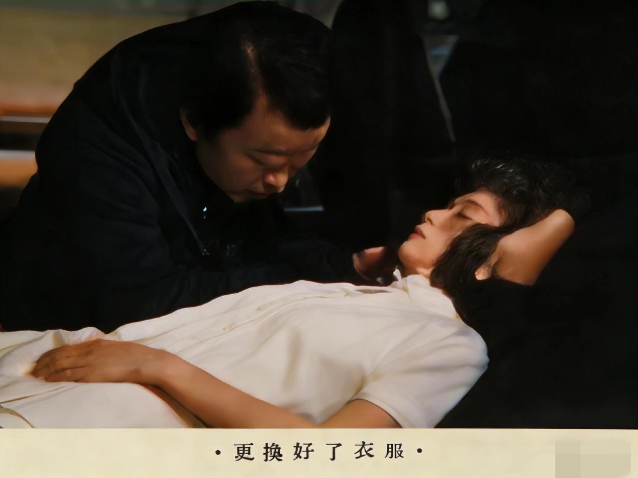 这是阮玲玉辞世后，殡仪馆的工作人员给她整理遗容时，一张罕见的镜头，镜头中的阮玲玉