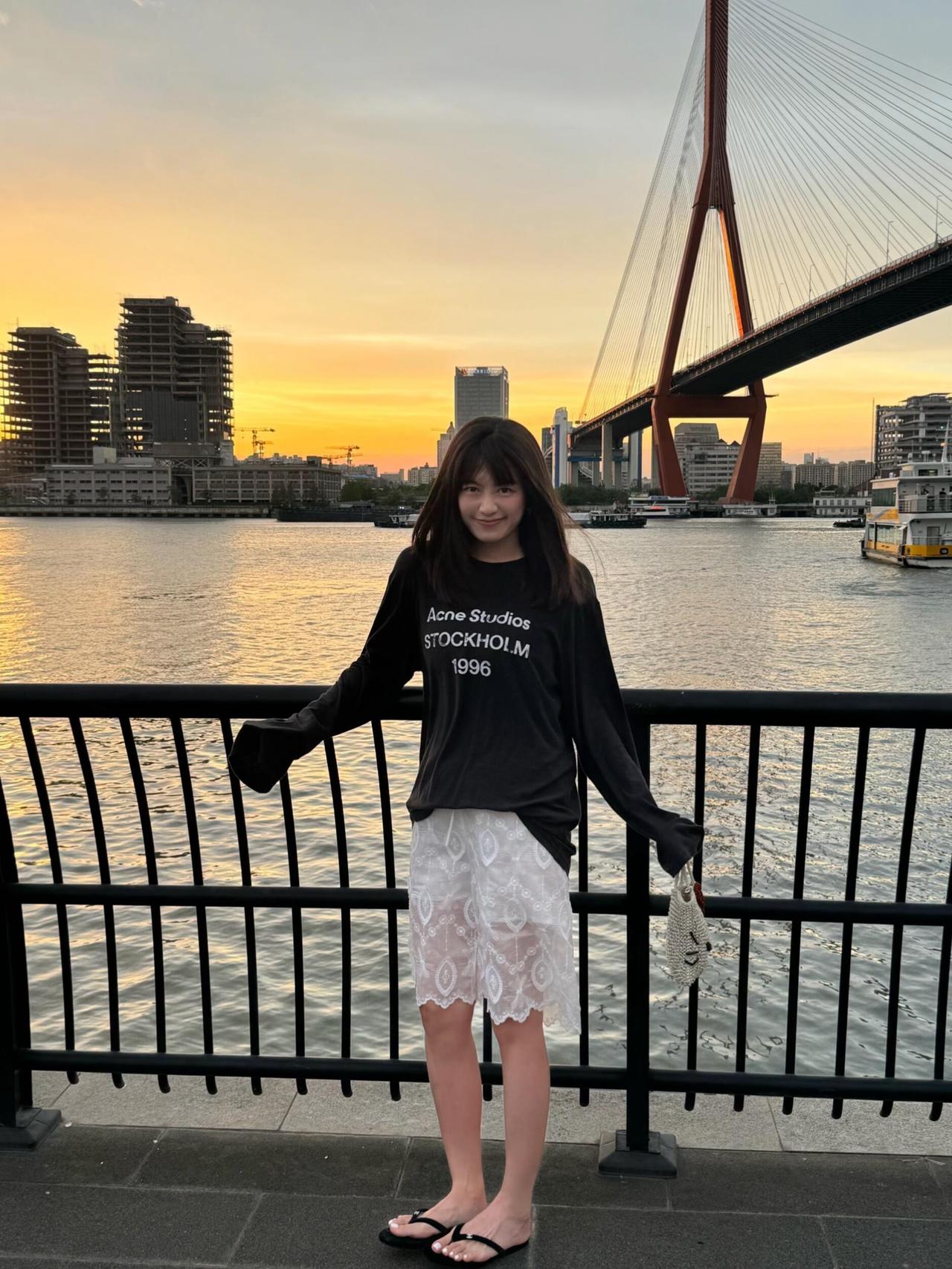 假期出游就这么穿吧！oversize黑T配蕾丝短裤、清爽白裙搭西部靴，或是俏