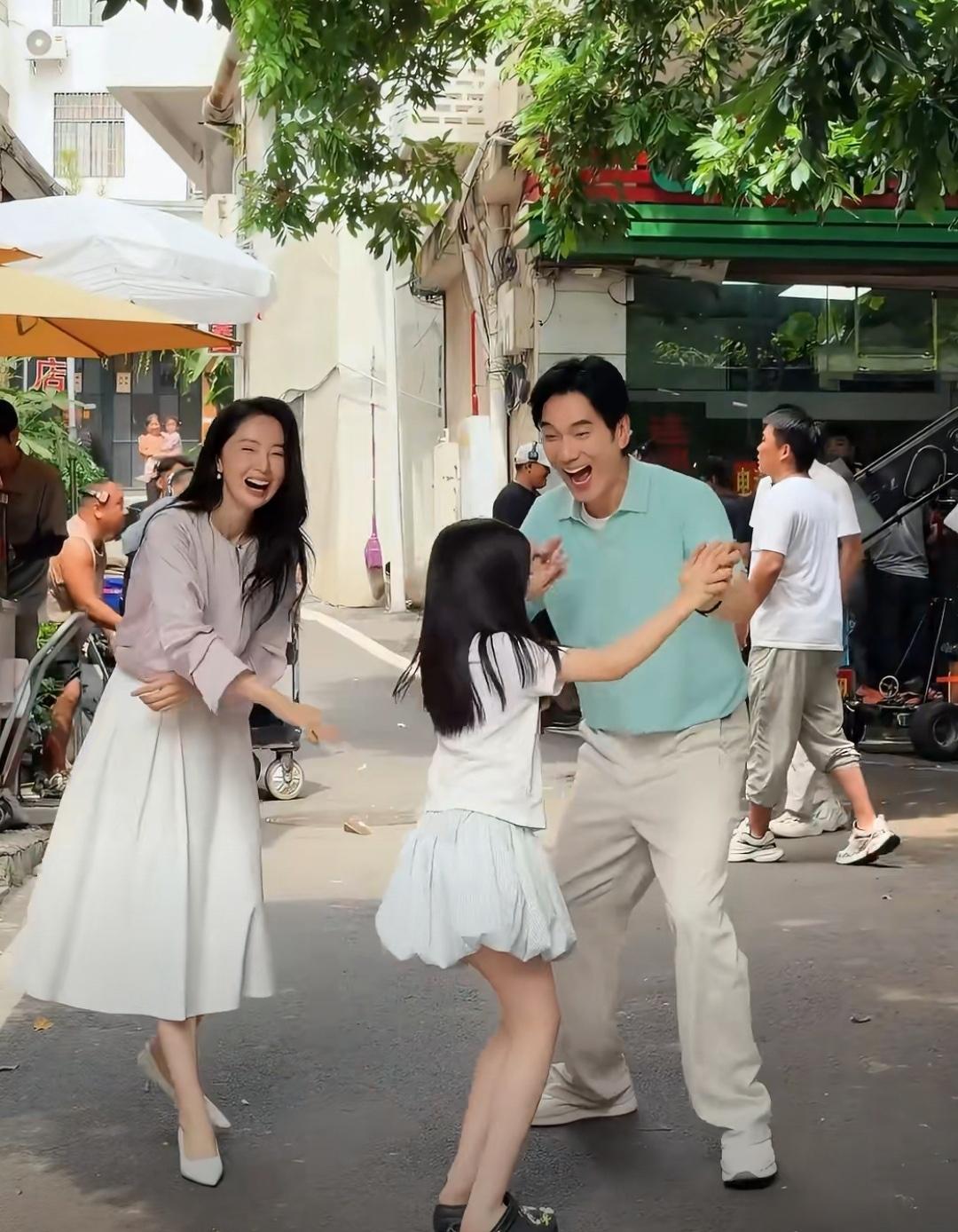 董璇：依轮哥，你快看评论。满屏都在喊"张维伊变帅了""硬是把张维伊看顺眼了"。
