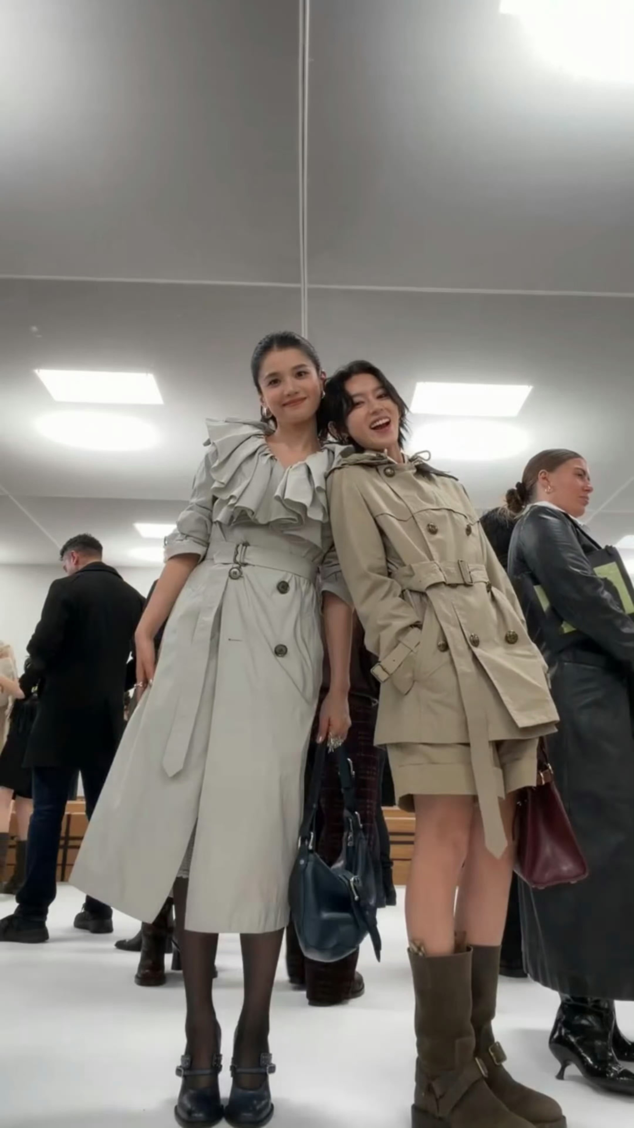我要闹了😖😖😖好美好鲜活的两个美女！实名羡慕碳酸！俺也要和张婧