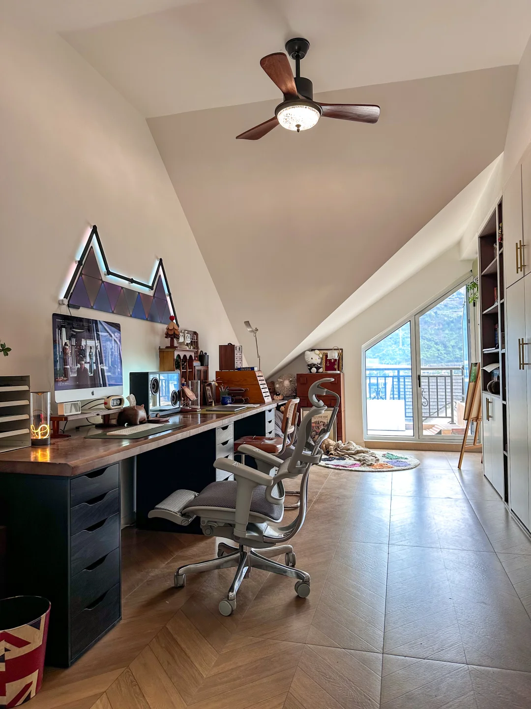 阁楼书房 | 斜屋顶下装进工作与热爱📽️