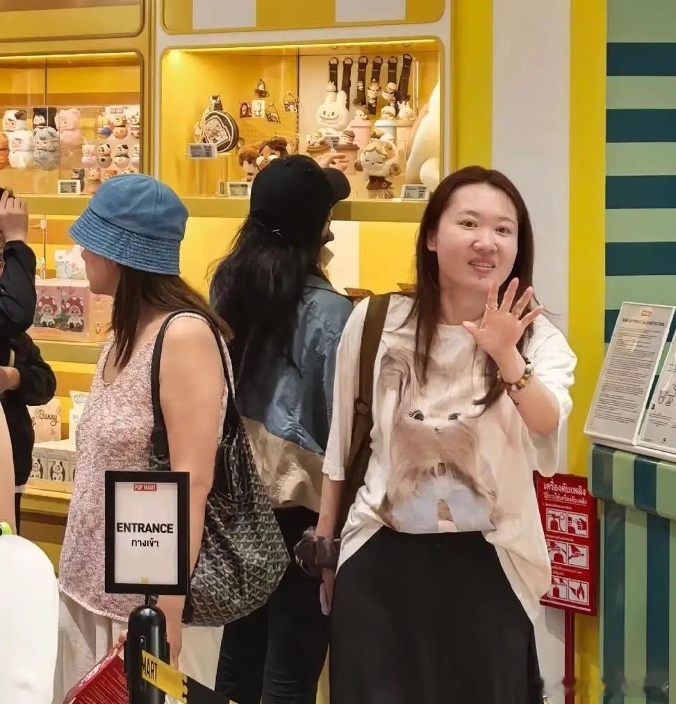 有网友在泰国偶遇刘亦菲，旁边的阿姨估计也认出来了，一脸姨母笑的看着她，哈哈，这个