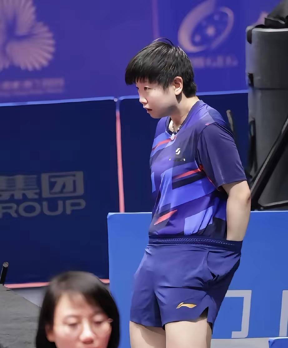 莎莎呀，真是没法说你了，你说你都25岁了，怎么还在比赛现场扎裤子，动作也太可爱了