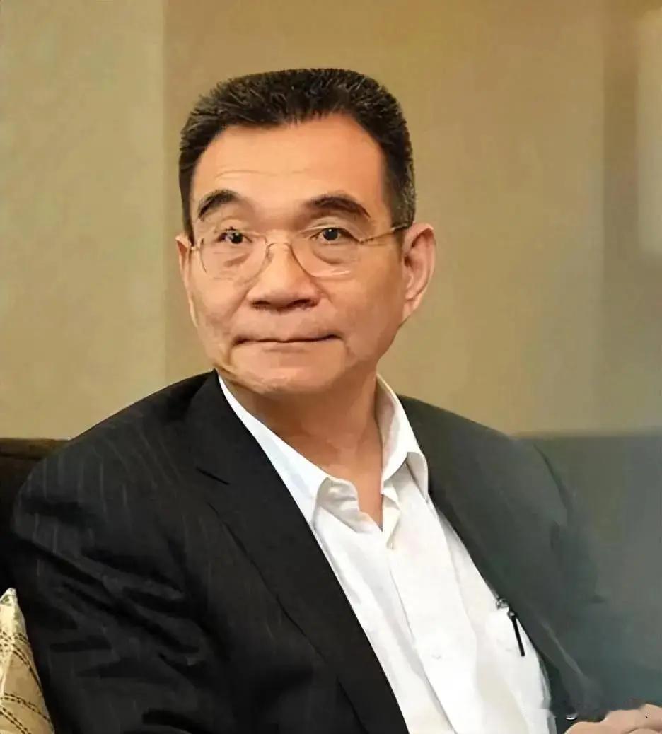 1979年，一名台湾连长冒死游泳横渡台湾海峡回到了大陆。让人意外的是，他的妻子