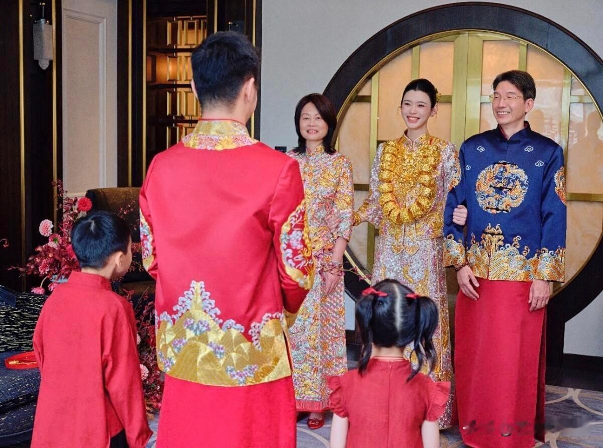 好家伙！比奚梦瑶的“褂皇”更抢镜的，竟是她脖子上的“大金镯子”。9月30日晚