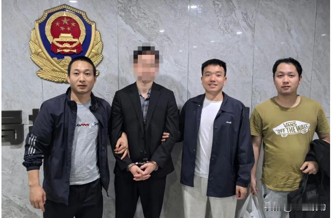 5月11日，有报道称，湖南醴陵8旬张大爷到银行存钱，打开一看全是练功券，整整17