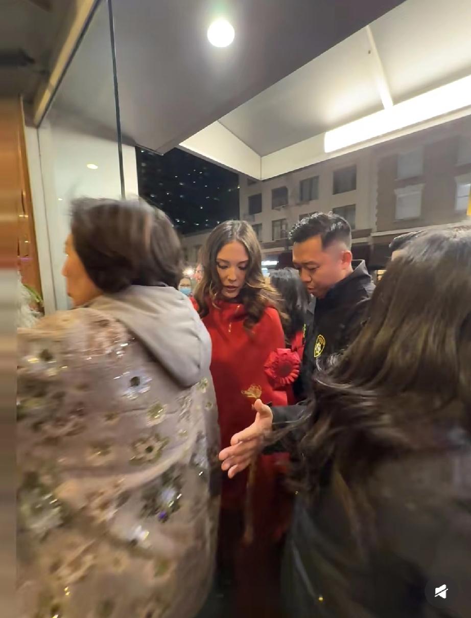 谷爱凌旧金山参加完花车游行后，去岭南小馆吃饭，保镖开道拒绝粉丝合影!谷爱凌太