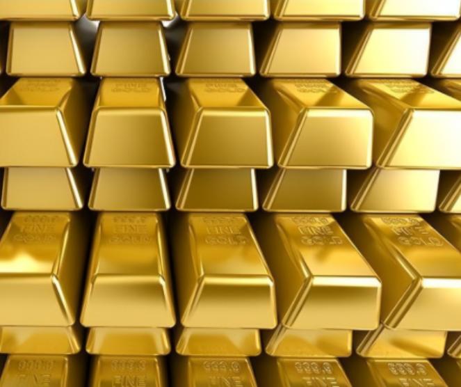 重庆，一女子在银行买了几根金条，看金价上涨，就拿了一根去银行兑换，没想到，工作人