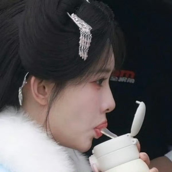 王鹤棣孟子义腿上吻支持女演员硅jiao玻尿酸唇自由，别给女演员造黄💊了，我们孟