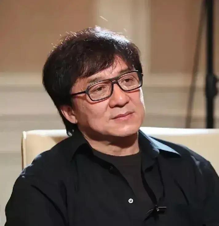 74岁的成龙大哥，最近又给我们上了一课。他公开承认，年轻时沉迷游戏耽误了学习，