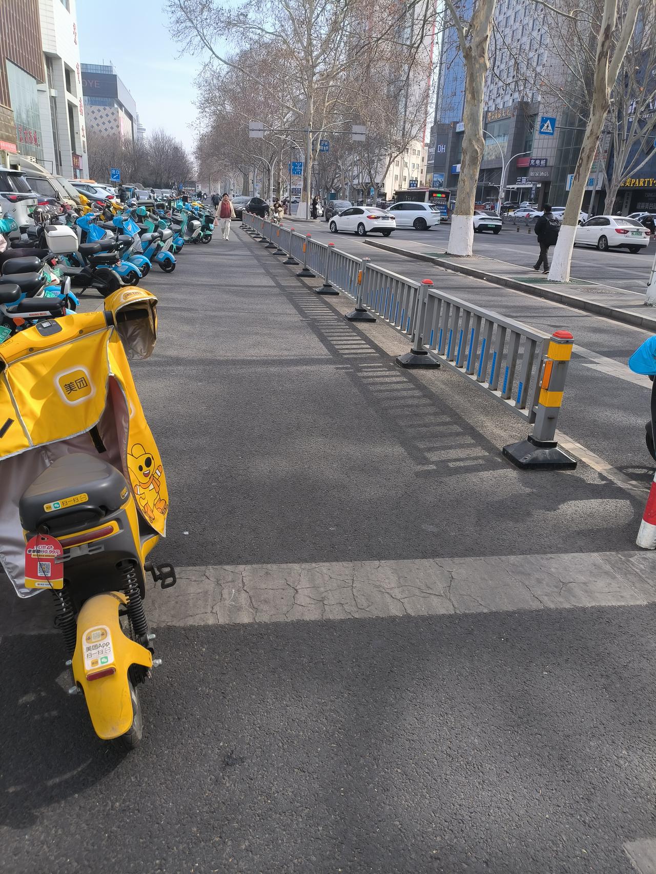 山东淄博交通管理存在的问题。我始终搞不明白这些非机动车道上的隔离栅栏到底能起什