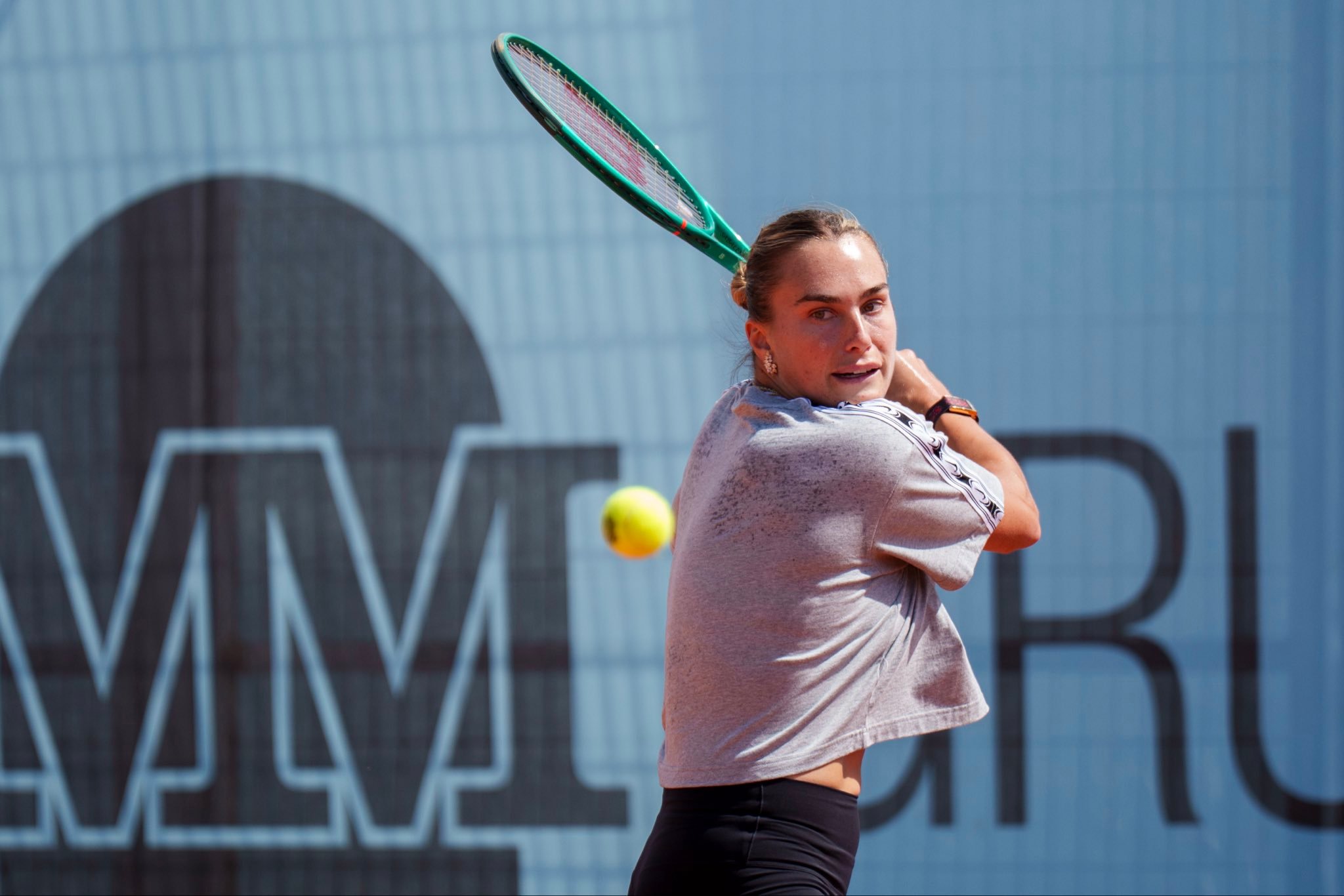 两位世界第一辛纳和萨巴伦卡，都抵达马德里开始训练。辛纳的预计对阵：8强德米纳尔，