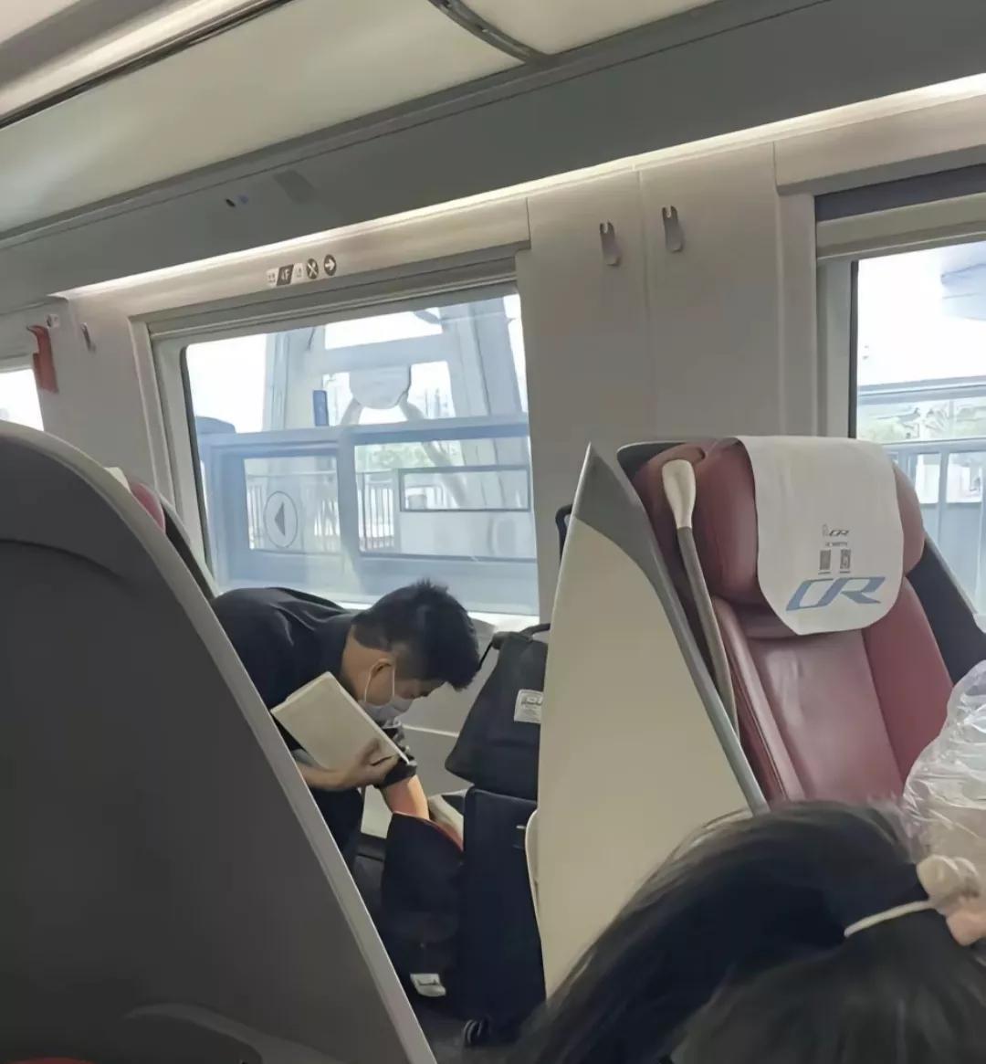 彪哥虽然不上播，但关于他的消息目前汇总四条，最新的排班表也刚刚更新。第一，<em>董宇</em>