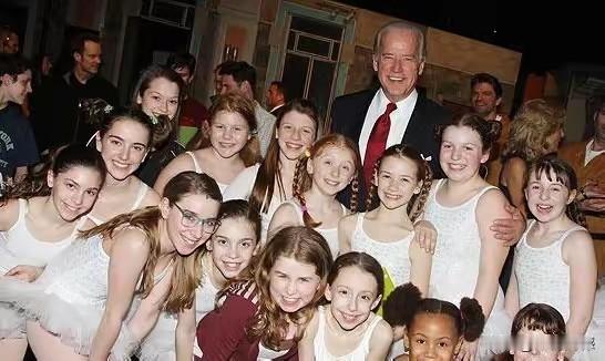 拜登这个人，个人行为还是比较检点的，尽管在爱泼斯坦这个案件当中，这个人出事了，那