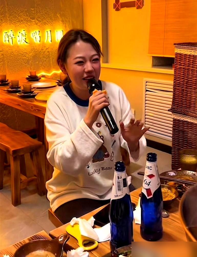 德云社的规矩，真的严到骨子里！秦霄贤现在流量能打吧？可作为霄字科晚辈，师门聚