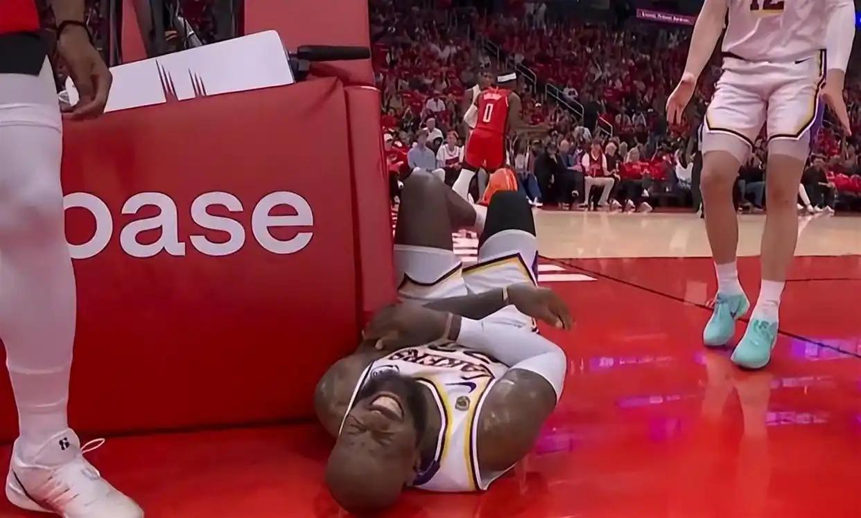 湖人队第四场有问题。大多数人都认为湖人第四场应该放弃，因为湖人连续三场高强度作战