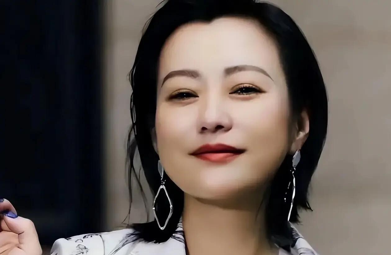 郝蕾这事儿，我琢磨了好几天。十五六岁在长影厂，明明怕黑怕得要死，偏要装出一副天不怕地不怕的样子。后来