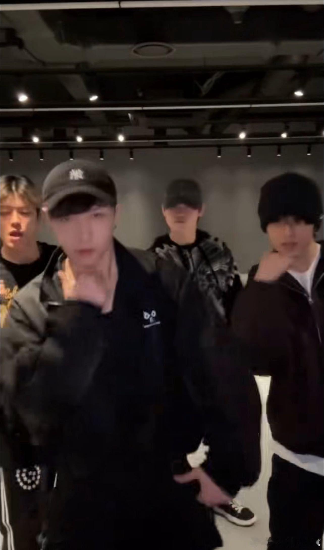 大主舞张艺兴跳的真好，默契唱跳帅到犯规，这波梦幻联动谁看了不疯狂心动，这个舞台感