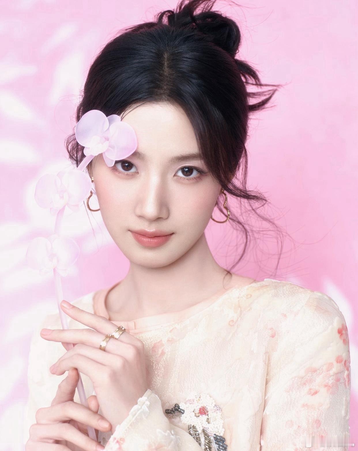 1.卢昱晓的公司为她谈下了光线的小成本电影《谋杀者的告白》，男主是光线新人李孝