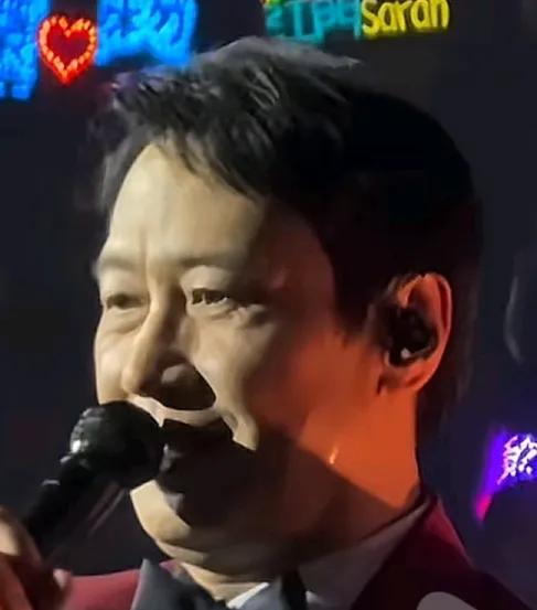 吓死了近日黎明澳门演唱会黎明不仅面容老而且双下巴都出来了