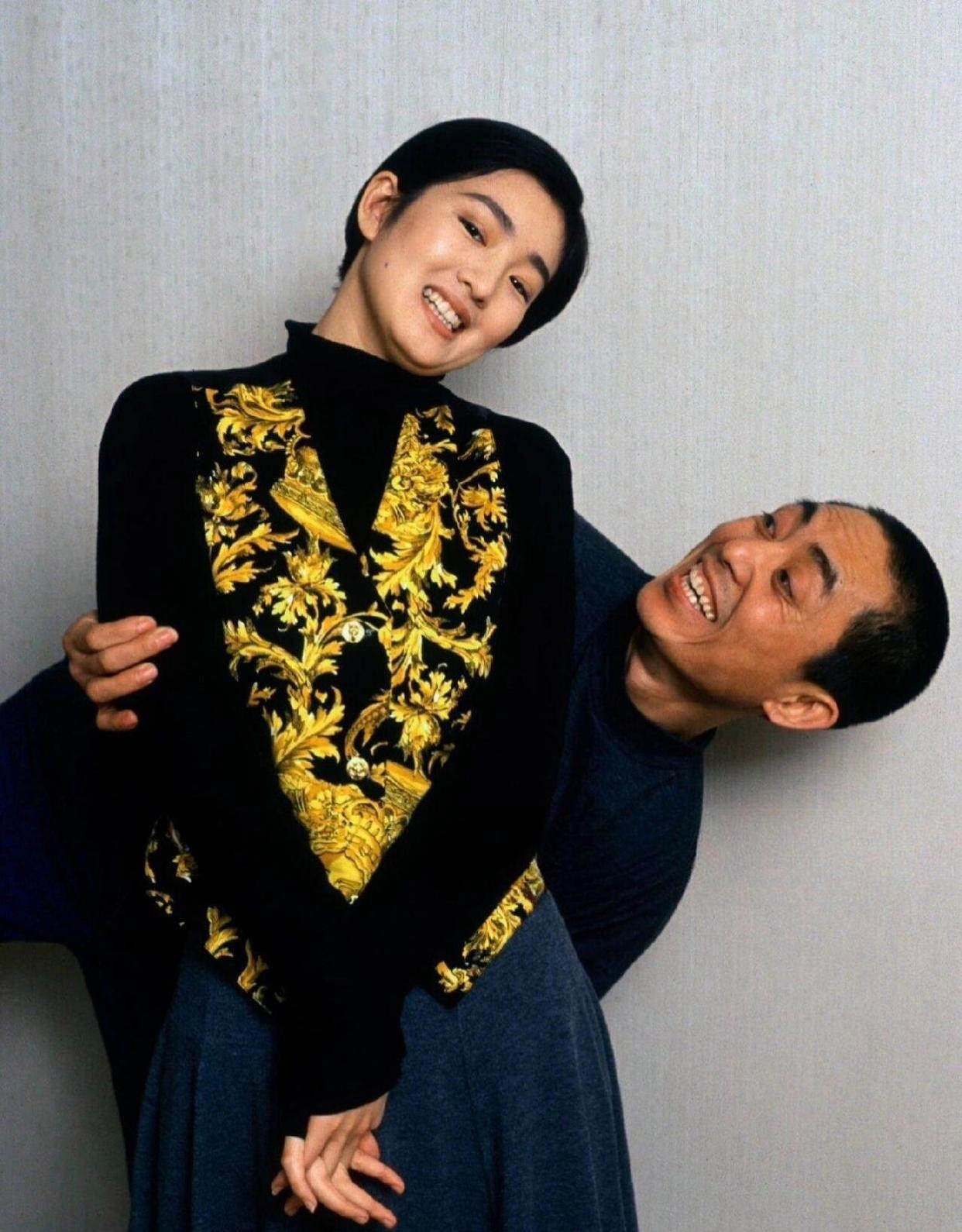 看到张艺谋和巩俐这组情侣写真，感觉眼里都是爱意！当年张艺谋和巩俐热恋时拍摄的一组