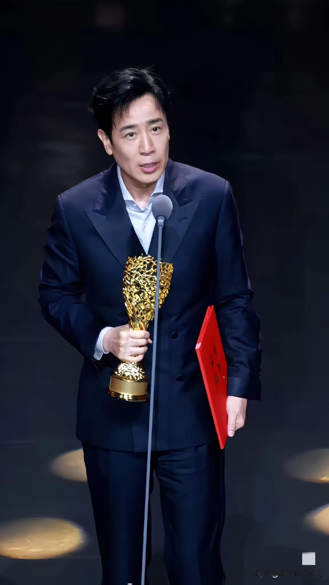 53岁于和伟太反常！真没想到，53岁的于和伟竟“反常”成这样！颁奖现场一身