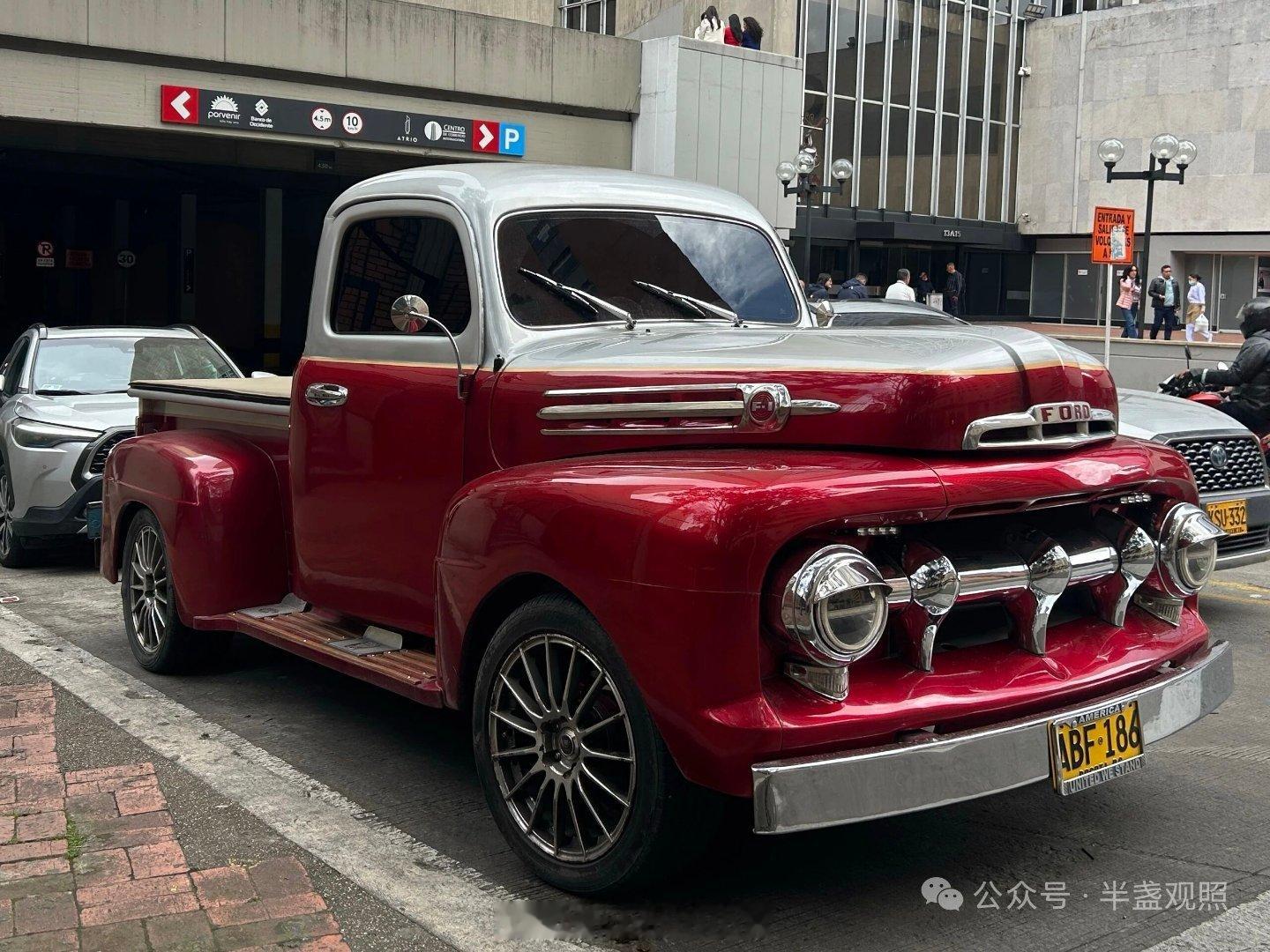 经典老车福特F-1皮卡这是一辆经过改装的1951年福特F-1皮卡（FordF