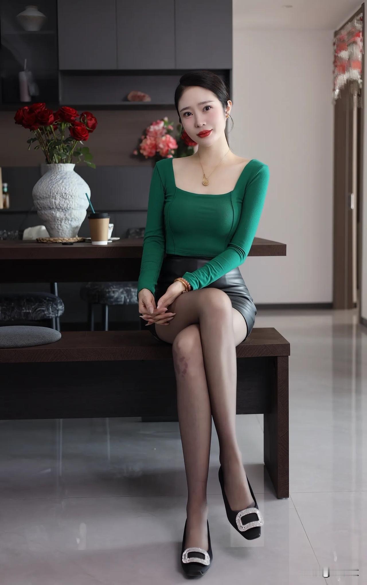 优雅气质，绿裙红唇，时尚穿搭，自信满满