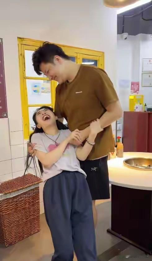 金龟子王宁女儿娃娃太让人心疼了。两个月前她和老公补办婚礼，还在现场晒验孕棒官