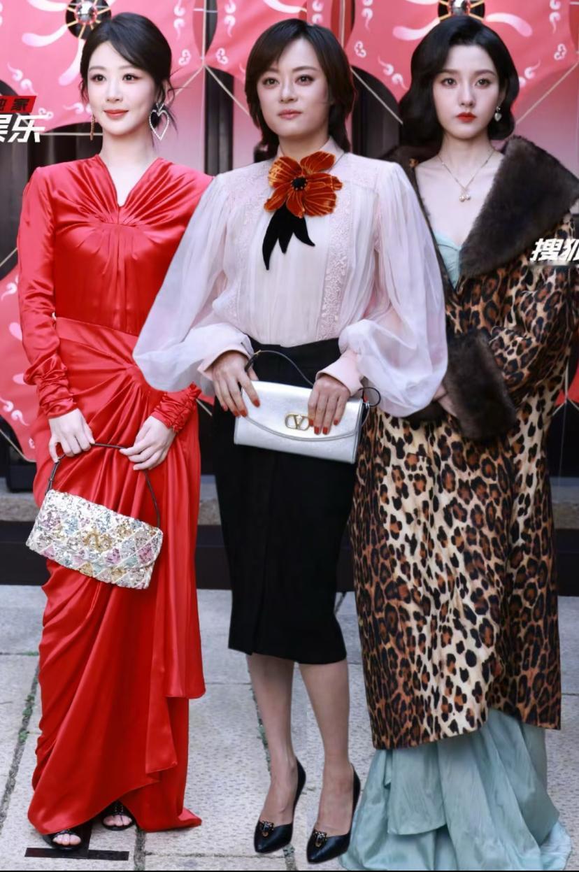 杨紫这次活动穿的红裙子真是一言难尽知道的这是华伦天奴，不知道的还以为是用十几年